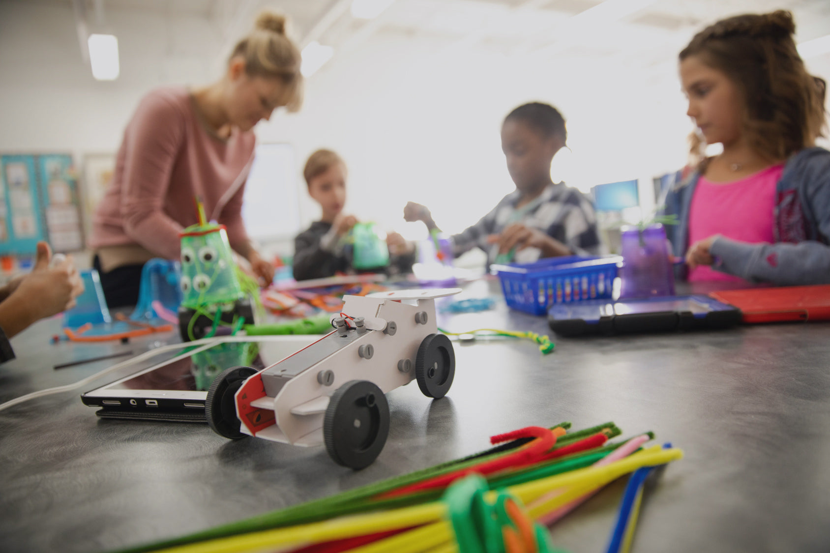 Leerlingen knutselen met laser gesneden onderdelen
